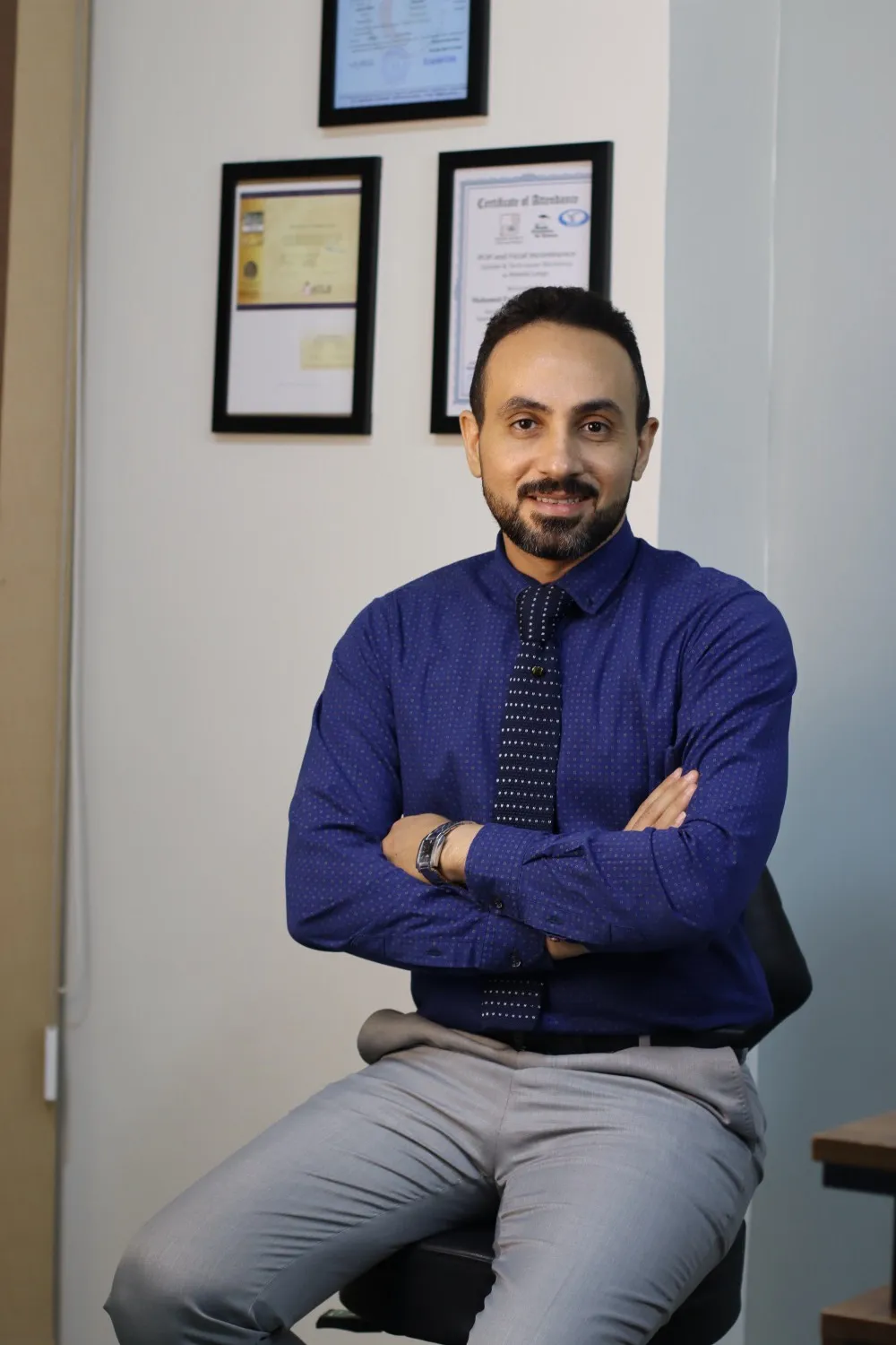 د. محمد فاطمي في عيادته