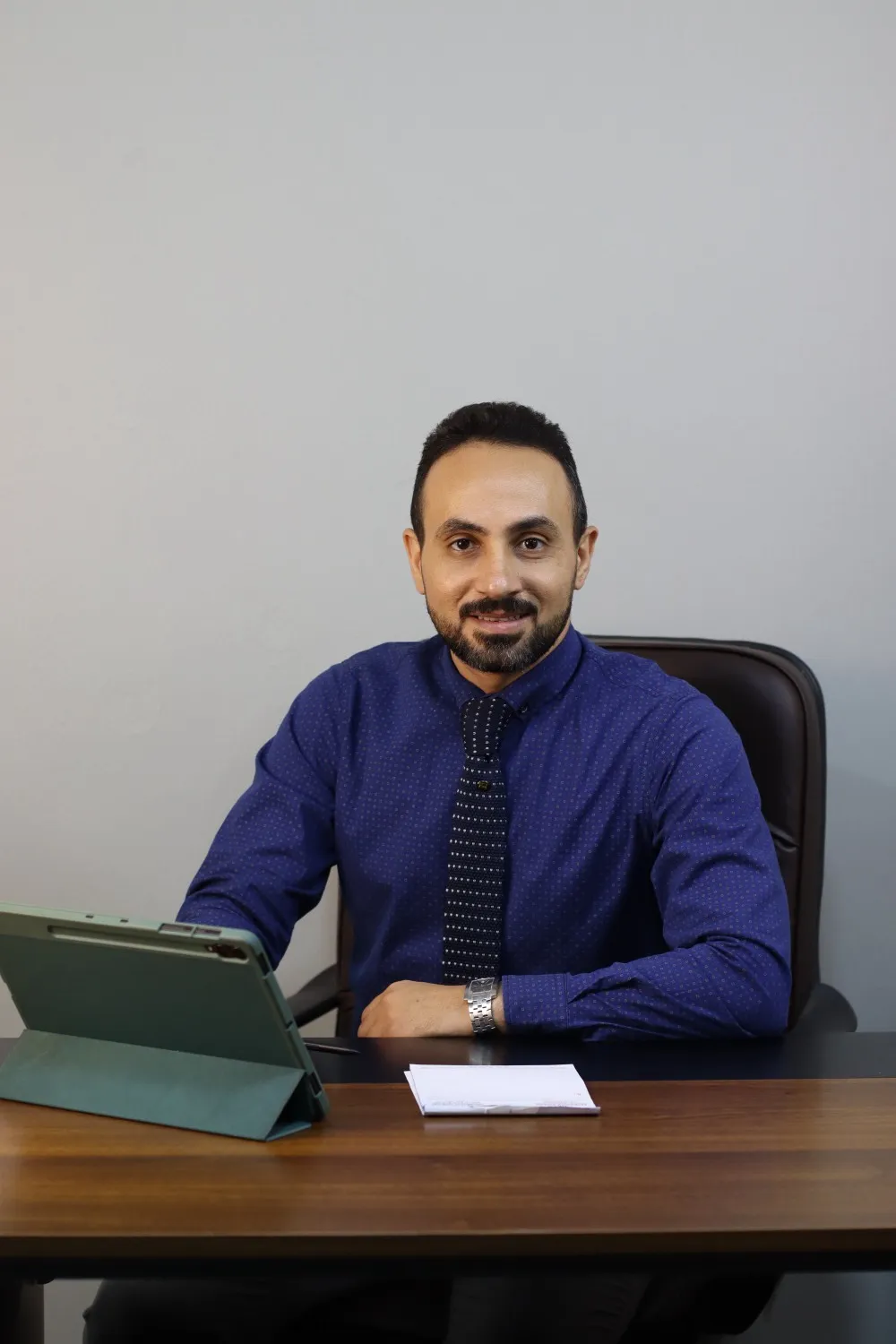 د. محمد فاطمي على مكتبه في العيادة